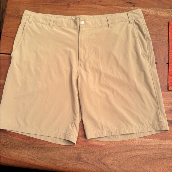 Columbia Men's Khaki Flat Front Shorts. Great condition. 44 x 54 - Picture 1 of 4